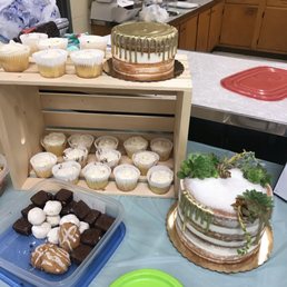 The 2 cakes are made by Starry Night Bakery.
