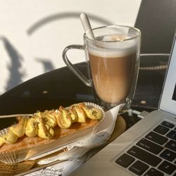 Mont Éclair - Éclair & latte in the pâtisserie