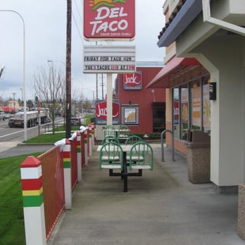 Del Taco - The outdoor seating is rarely usable, the stripes will annoy you, and you will wonder if you should have gone to Jack In The Box - Mexican Near Me - Gresham, Oregon