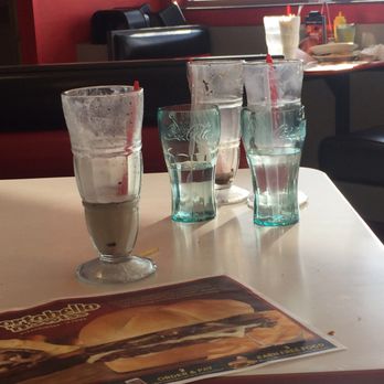 Steak ’n Shake - Dirty tables 2/4 - Burgers Near Me - Arlington, Texas