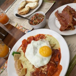 Cafeto - Chilaquiles trivorcados: salsa Jalisco, salsa poblana y salsa roja con huevo y tocino. Soy un gordo!