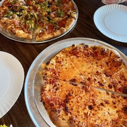 Grizzly Pizza & Wings - Cheese pizza and supreme pizza (12 inch)