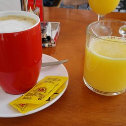 Cafetería Piscolabis - Café con leche (1,20€), frisch gepresster Orangensaft (1,20€)