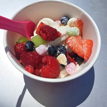 16 Handles - Oatmilk Vanilla soft serve berries and mochi - Ice Cream & Frozen Yogurt Near Me - Phoenix, Arizona 16 Handles - Oatmilk Vanilla soft serve berries and mochi - Ice Cream & Frozen Yogurt Near Me - Phoenix, Arizona