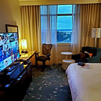 Renaissance Arlington Capital View Hotel - Clean comfy King. Big LG télévision - 7/22/2026 - Hotels Near Me - Arlington, Virginia