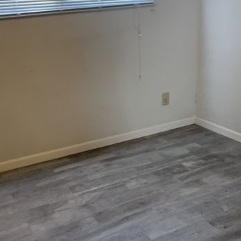 Flooring Conexion - empty room with wood floor - Flooring Near Me Flooring Conexion - empty room with wood floor - Flooring Near Me