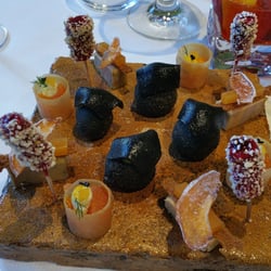 Restaurant Hôtel Le Raisin - Amuses bouche : sucettes chèvre, betterave et pop corn - saumon gravelax - foie gras - cromesquis chorizo guacamole.