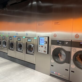 Splash - Washers on Left, Terminal in the Center, Dryers on Right - Laundry Services Near Me - Barcelona, B Splash - Washers on Left, Terminal in the Center, Dryers on Right - Laundry Services Near Me - Barcelona, B