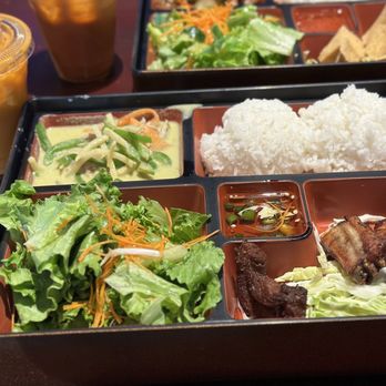 Thai Purple - Lunch Combo Set: Green Curry with Pork, Thai Fried Pork Ribs, Rice, Iced Thai Tea - Thai Near Me - Alhambra, California