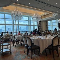 美心皇宮 - Restaurant with the Kowloon skyline and harbor through the window.