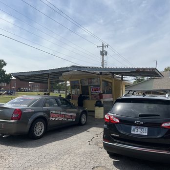 Yellow Umbrella - two cars parked in front of a food truck - Burgers Near Me - Fort Smith, Arkansas