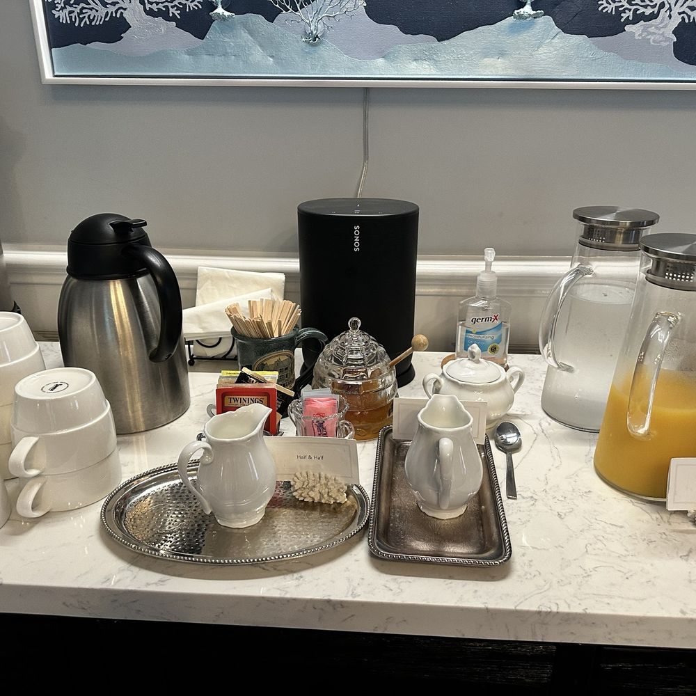 C.W. Worth House Bed and Breakfast - Tea and juice bar - Bed & Breakfast Near Me - Wilmington, North Carolina
