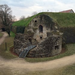Cafe in der Festung - Außenmauer der Rüsselsheimer Festung