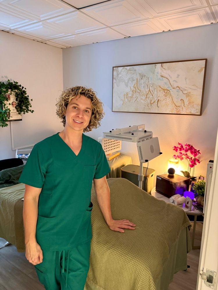 Sam Morris - Licensed Esthetician Logo