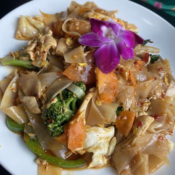 Mon Thai - 28. Drunken Noodles (chicken / spice level 3) - Thai Near Me - Denver, Colorado