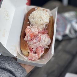 Dorr Lobster Seafood Market - Lobster / crab half and half roll