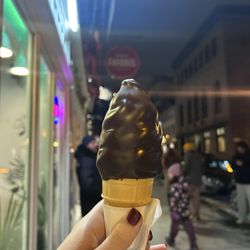 Chocolats Favoris - Vanilla cone dipped in dark chocolate