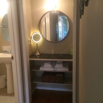 Chien Blanc Bungalows - Avignon Vanity Area - Vacation Rentals Near Me - Calistoga, California
