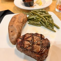 Bovine's - Filet mignon with green beans and a baked sweet potato