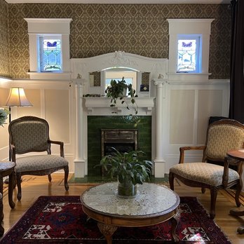 Windsor Guest House - the living room of the guest house. - Bed & Breakfast Near Me - Vancouver, British Columbia Windsor Guest House - the living room of the guest house. - Bed & Breakfast Near Me - Vancouver, British Columbia
