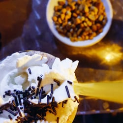 Neyda - Copón de batido de chocolate con nata.