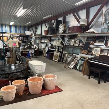 Dave's Place Flea Market - Furniture warehouse - Flea Markets Near Me - Paw Paw, Michigan Dave's Place Flea Market - Furniture warehouse - Flea Markets Near Me - Paw Paw, Michigan