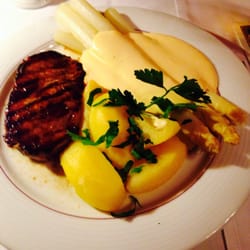 Hofbrauhaus - Rumpsteak with seasonal asparagus in hollandaise sauce