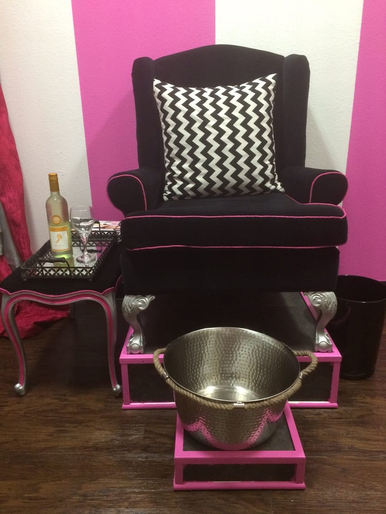 Envious Look Beauty Studio Logo