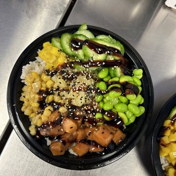 Pokitomik - A Small Bowl This place is very kid friendly! Quick service and very good food. I would definitely recommend - Poke Near Me - Thousand Oaks, California