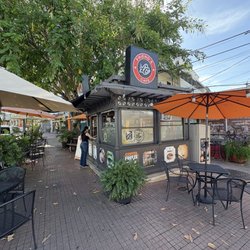 Friend's Cafe Rincon - Local es a nivel de acera