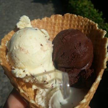 Eiskrem Hausgemacht - Butterkeks (oben links), schwarze Schokolade (oben rechts) und Zitrone mit Minze (unten) - Ice Cream & Frozen Yogurt Near Me - Berlin, BE Eiskrem Hausgemacht - Butterkeks (oben links), schwarze Schokolade (oben rechts) und Zitrone mit Minze (unten) - Ice Cream & Frozen Yogurt Near Me - Berlin, BE