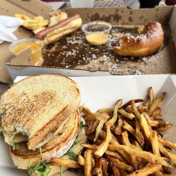 Tap Station - Foggy Piggy grilled cheese and house made fries - Breweries Near Me - Apex, North Carolina Tap Station - Foggy Piggy grilled cheese and house made fries - Breweries Near Me - Apex, North Carolina