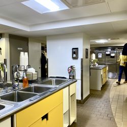 HI New York City Hostel - I am stayed in a six bed dorm room with shared bathroom/toilet for four days. To my surprise it was really clean! Location is great. Service