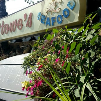 Stowe's Seafood - The flowers and decorations outside - Seafood Near Me - West Haven, Connecticut