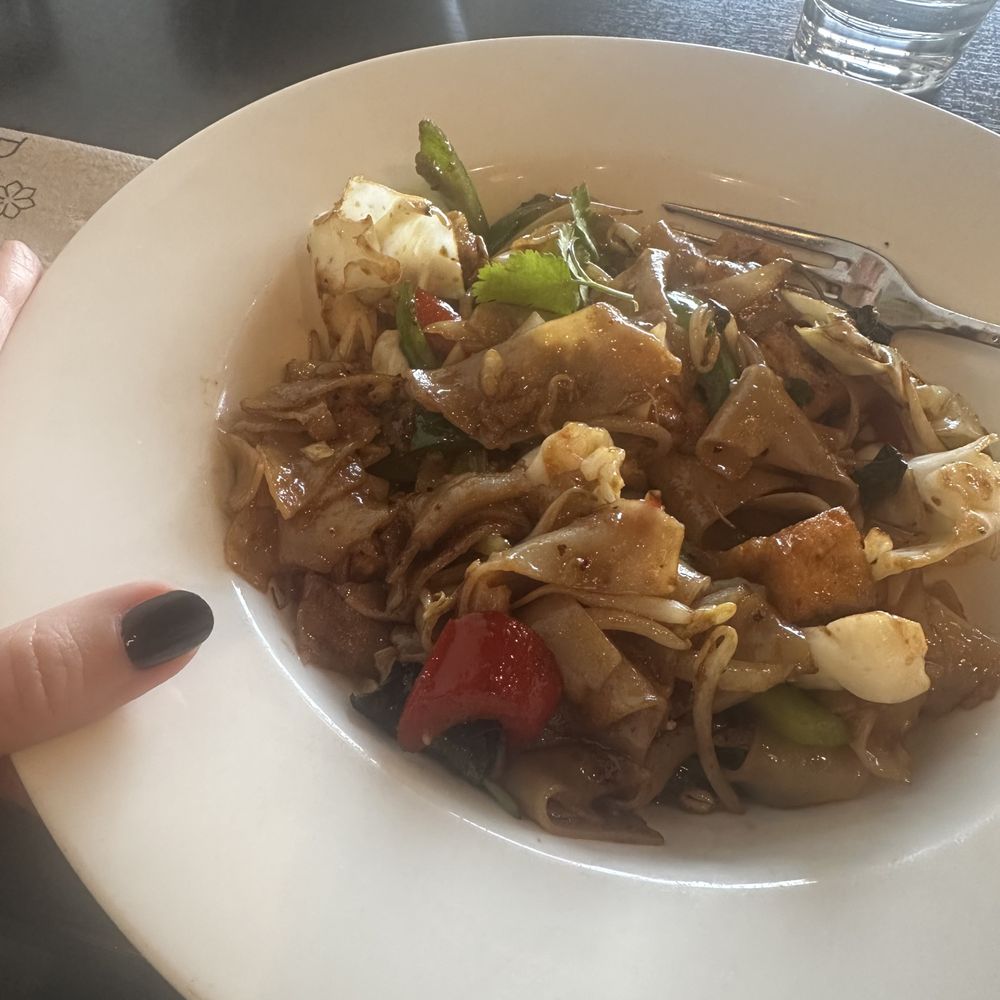 Vegan drunken noodles with tofu, so good!