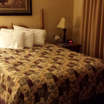 Tree Tops Resort - Master bedroom with balcony - Condominiums Near Me - Gatlinburg, Tennessee Tree Tops Resort - Master bedroom with balcony - Condominiums Near Me - Gatlinburg, Tennessee