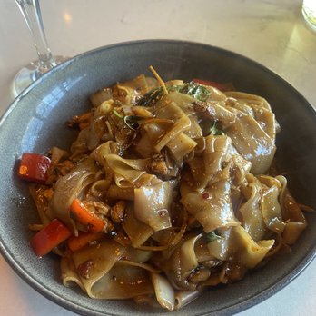 Jetta Thai Express - Pad See Ew Noodle or drunken noodles - Thai Near Me - El Segundo, California Jetta Thai Express - Pad See Ew Noodle or drunken noodles - Thai Near Me - El Segundo, California