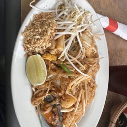Chorfa Thai Cuisine - Seafood pad Thai