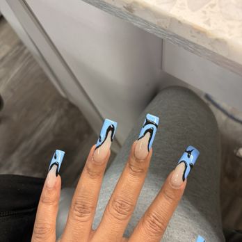 Queen Nails - Full Set - One thing about Tracy she is gonna eat a set down!!!! Love her so much! - Nail Salons Near Me - Everett, Washington