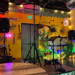 VeneBites - Live music area inside
