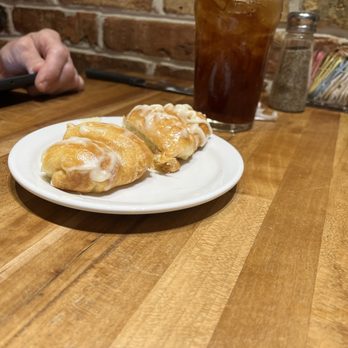 Cheddar's Scratch Kitchen - Their honey butter croissant thangys are really good. - American Near Me - Avon, Indiana