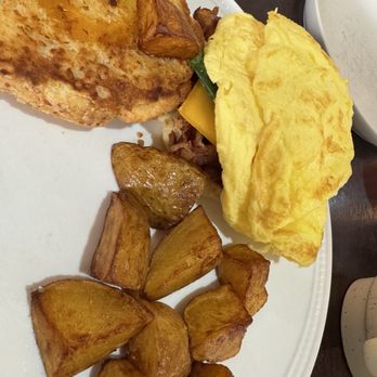 SixtyTwo MarcKet - Biscuit sandwich - New American Near Me - Wailuku, Hawaii