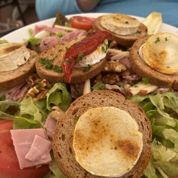 L'Amandine - Salad with cheese and ham - French Near Me - Colmar, 68