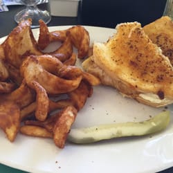 Schmitty's On Main - Howlin chicken sandwich.