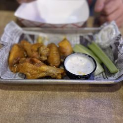 Main Street Tavern - Chicken wings (golden bbq sauce)