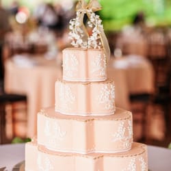 Jan Kish - La Petite Fleur - Boxwood Garden Cake - This elegant cake shape was designed by Ms. Kish