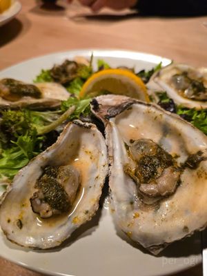 Backyard Pizza and Raw Bar