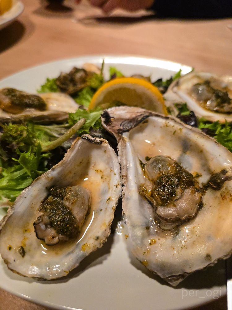 Food from Backyard Pizza and Raw Bar