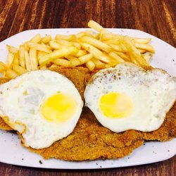 Anastasia - Milanesa con papas fritas a caballo.