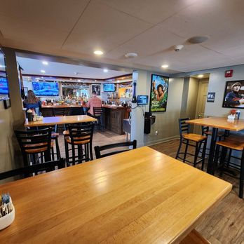 George's Restaurant & Bar - Multiple rooms make for cozy eating areas - Breakfast & Brunch Near Me - Gloucester, Massachusetts